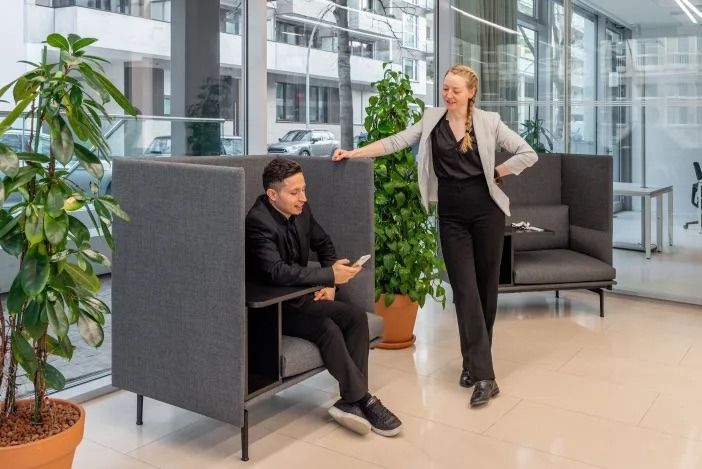 Beratung in Hamburg in moderner Büro-Lounge mit persönlichen Abstimmungen vor Ort