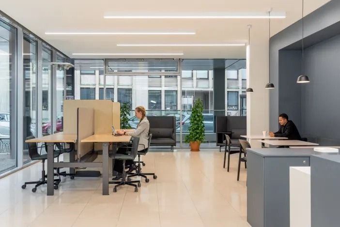 Modernes Büro der SEO-Agentur Hamburg mit Arbeitsplätzen, großen Fensterflächen und konzentrierter Arbeitsatmosphäre